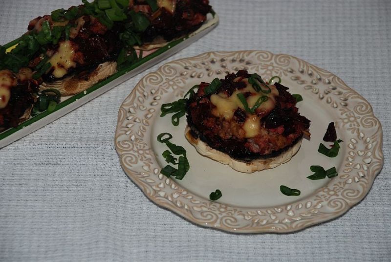 Pieczarki zapiekane z farszem z botwiny i mięsem