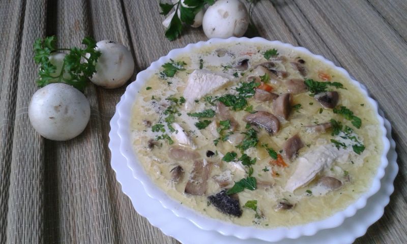 Pieczarkowa na mięsie i śmietanie