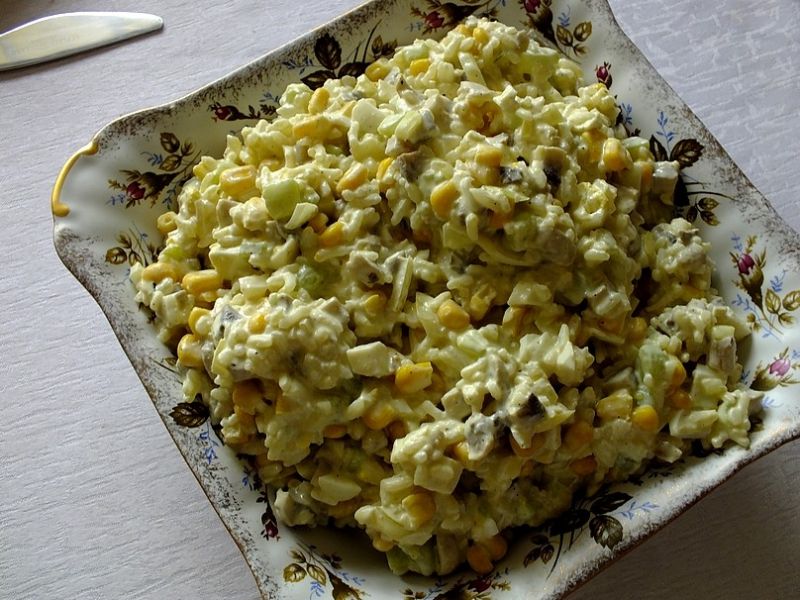 Pieczarkowa sałatka z ryżem i ogórkami