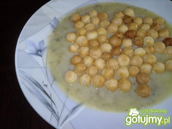 Pieczarkowa z groszkiem ptysiowym Pieczarkowa z groszkiem ptysiowym