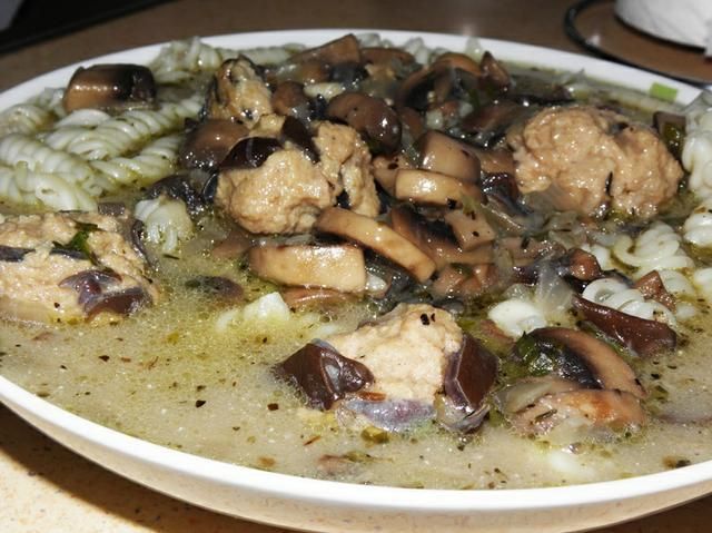 Pieczarkowa z grzybniętymi klopsikami. Pieczarkowa z grzybniętymi klopsikami.