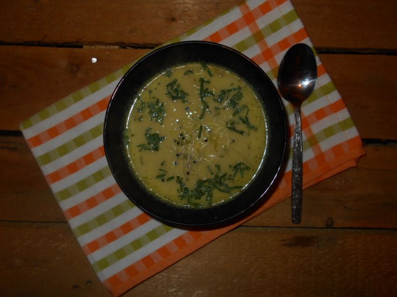 Pieczarkowa z szalotką i kiełkami  Pieczarkowa z szalotką i kiełkami