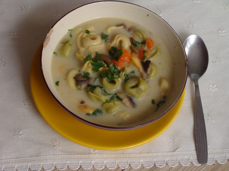 Zupa pieczarkowa z tortellini Zupa pieczarkowa z tortellini