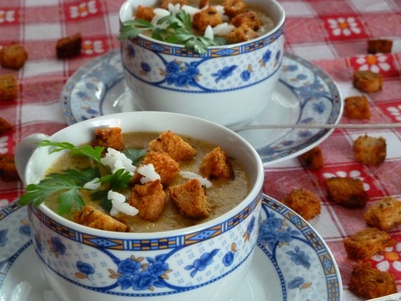 Pieczarkowa zupa krem z grzankami