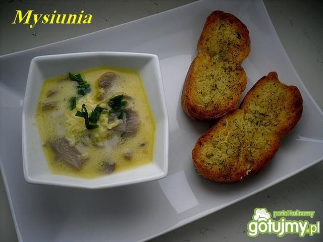 Pieczarkowa zupa z serem i grzankami Pieczarkowa zupa z serem i grzankami