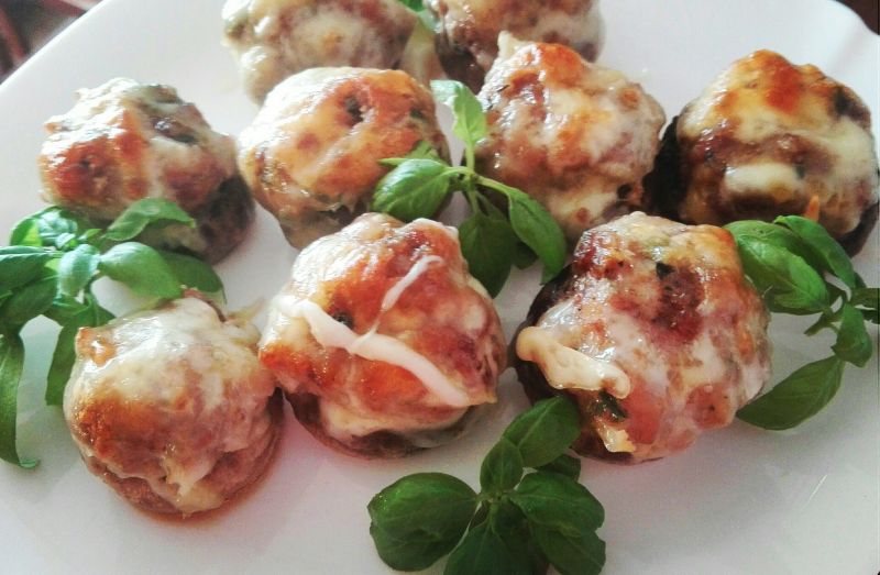 Pieczarkowe czapki z mięsem mielonym