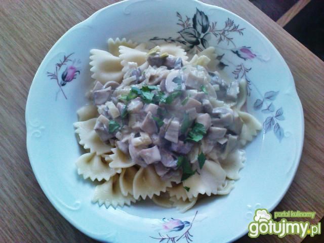 Pieczarkowe kokardki z sosem śmietanowym