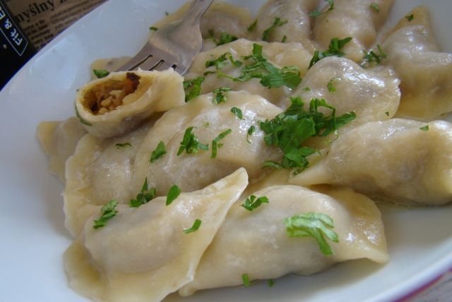 Pieczarkowe pierogi z pietruszkowym masłem 