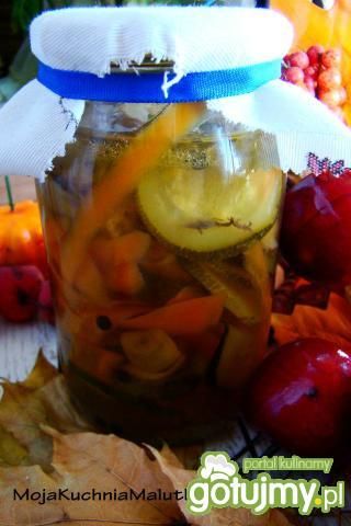 Pieczarkowo-cukiniowa sałatka zimowa