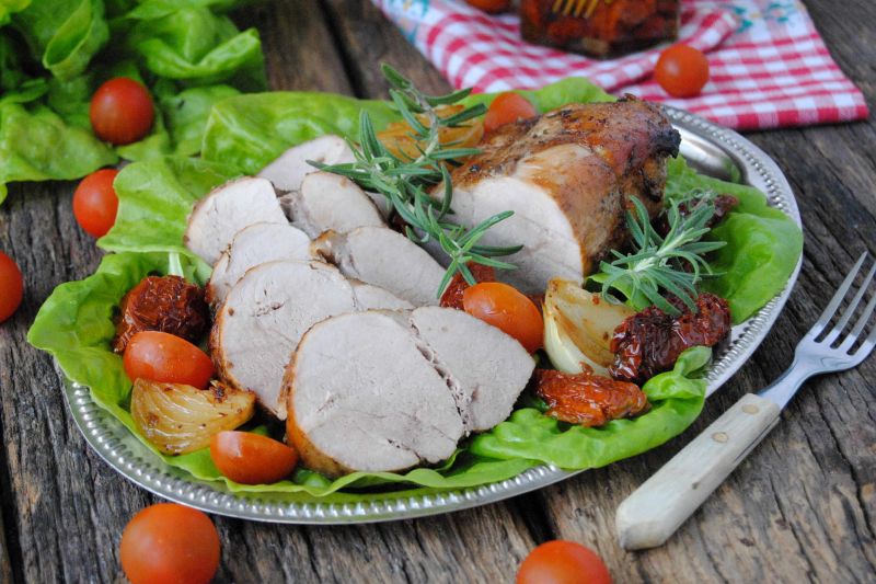 Pieczeń cielęca z rozmarynem i suszonymi pomidoram