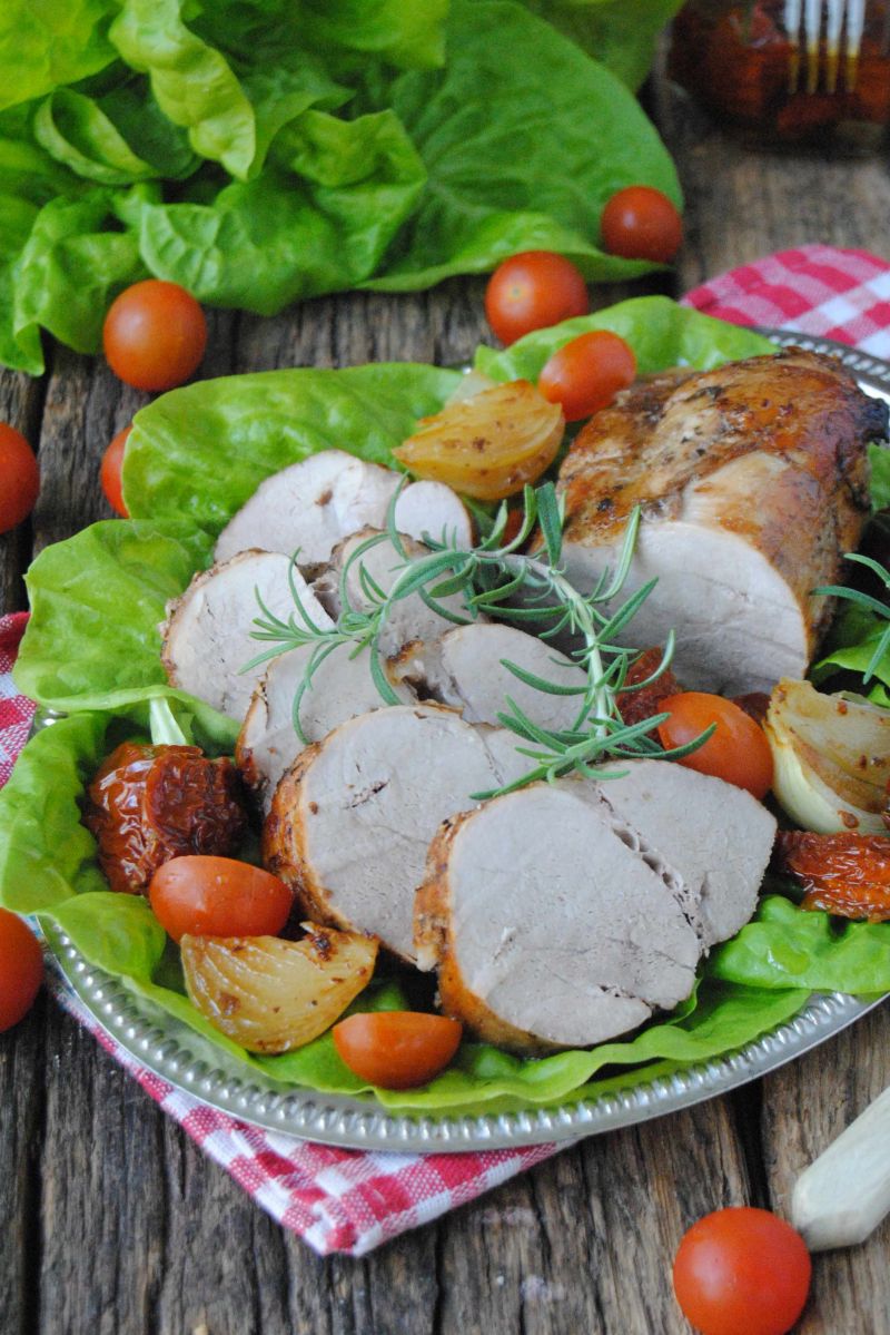 Pieczeń cielęca z rozmarynem i suszonymi pomidoram