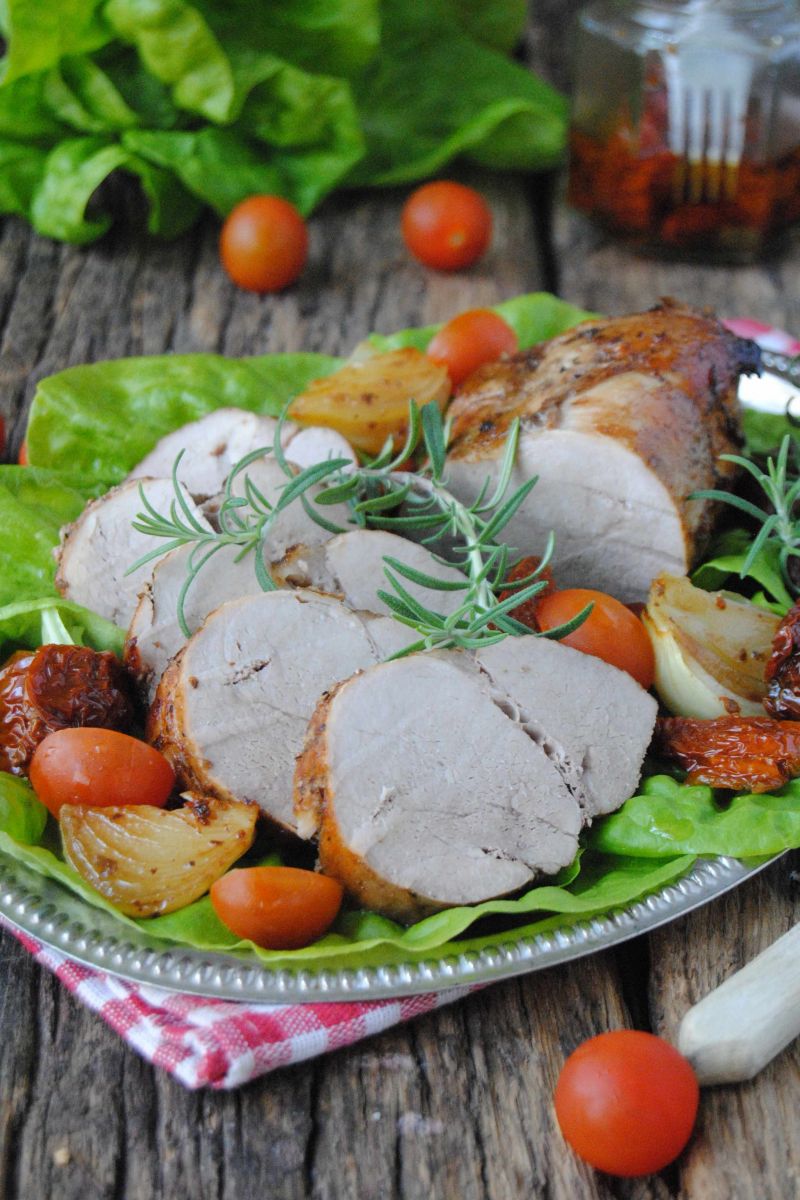 Pieczeń cielęca z rozmarynem i suszonymi pomidoram