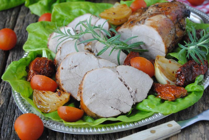 Pieczeń cielęca z rozmarynem i suszonymi pomidoram