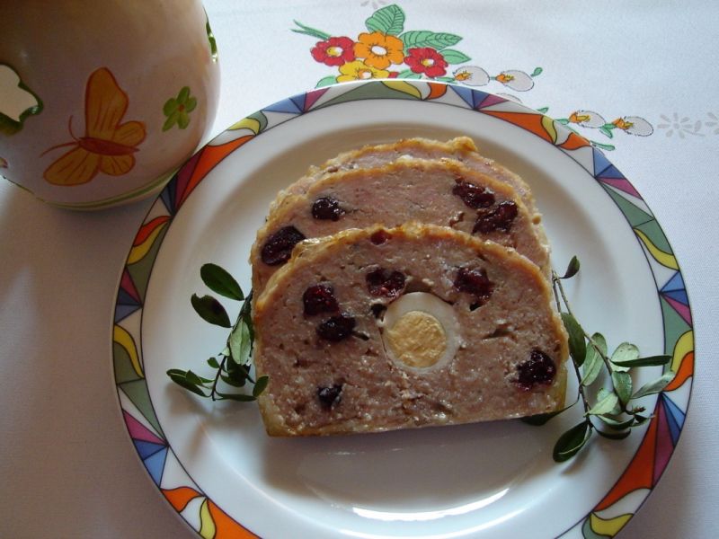 Pieczeń drobiowa z żurawiną i przepiórczymi jajami