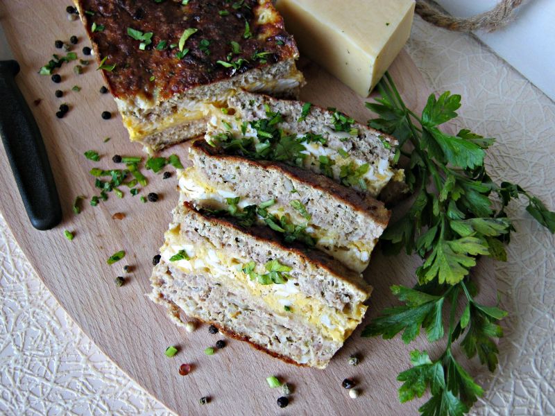 Pieczeń mięsna z jajkiem i serem