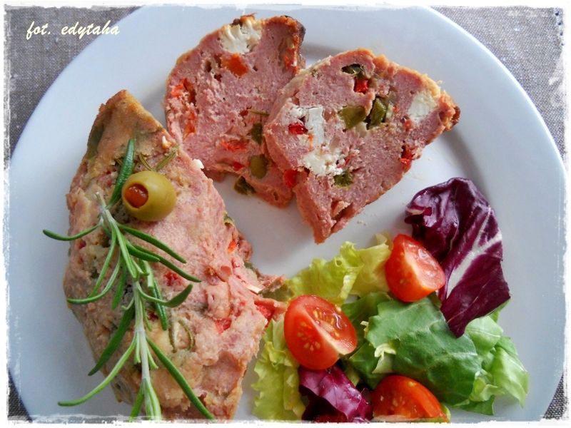 Pieczeń rzymska z fetą i papryką