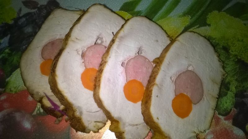 Pieczeń schabowa z kielbasą i marchewką  Pieczeń schabowa z kielbasą i marchewką