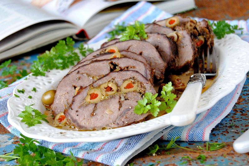 Pieczeń wołowa z oliwkami i białym serem  