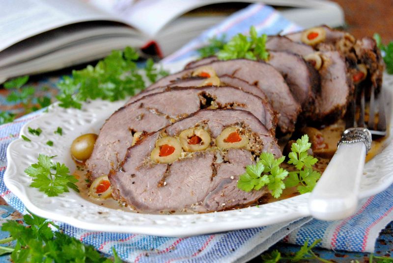 Pieczeń wołowa z oliwkami i białym serem  