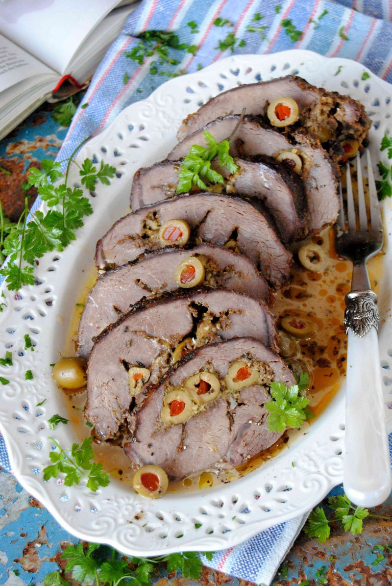 Pieczeń wołowa z oliwkami i białym serem  