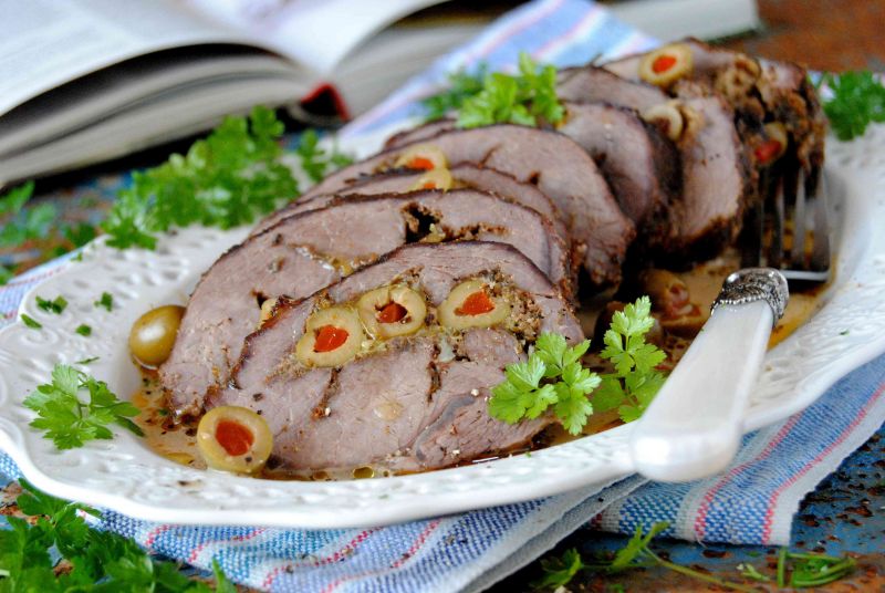 Pieczeń wołowa z oliwkami i białym serem  