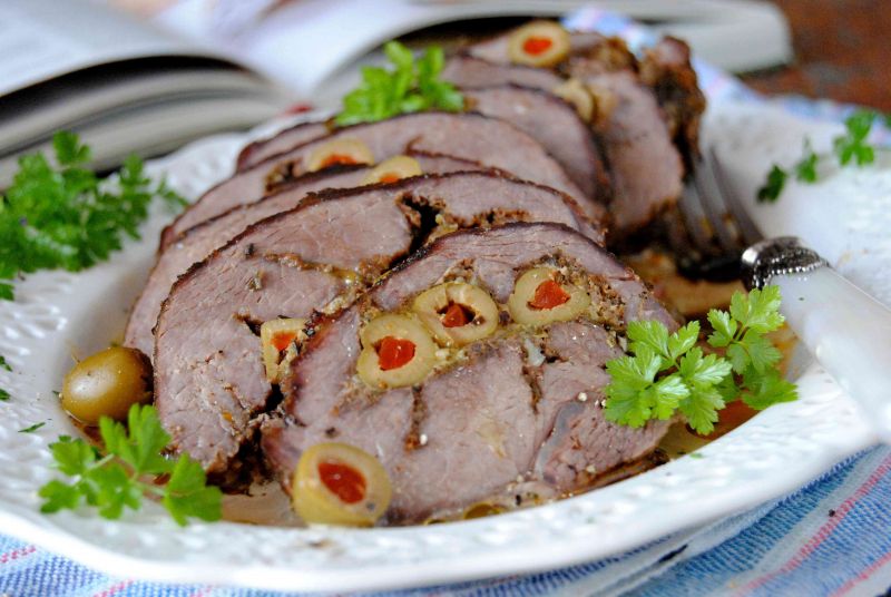 Pieczeń wołowa z oliwkami i białym serem  