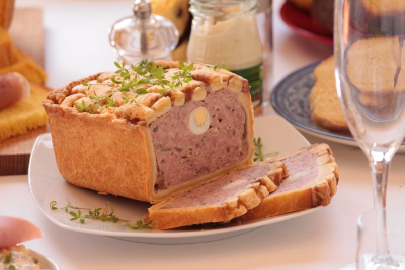 Pieczeń z białej kiełbasy w cieście kruchym