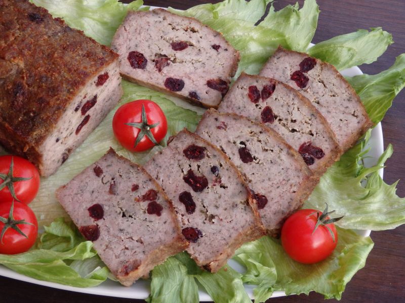 Pieczeń z indyka z suszoną żurawiną Pieczeń z indyka z suszoną żurawiną