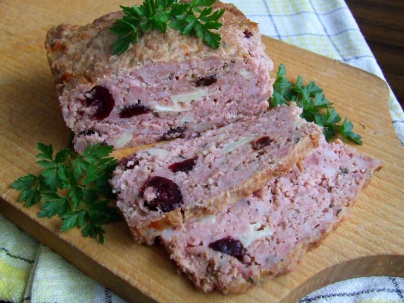 Pieczeń z indyka z żurawiną i camembertem