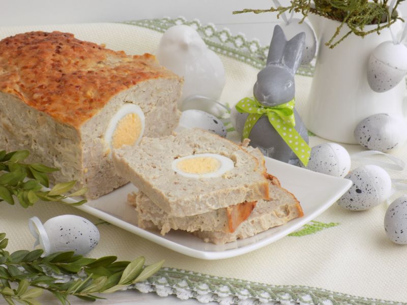 Pieczeń z jajkiem i orzeszkami