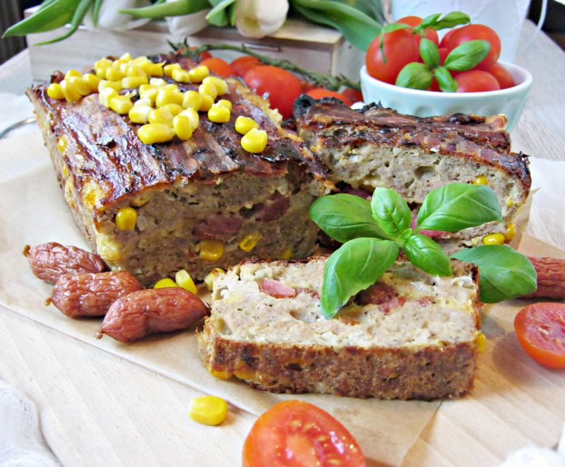 Pieczeń z kukurydzą i kabanoskami  Pieczeń z kukurydzą i kabanoskami