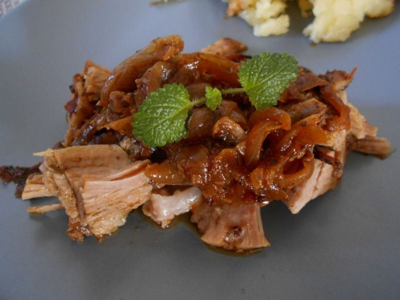 Pieczeń z łopatki z cebulą