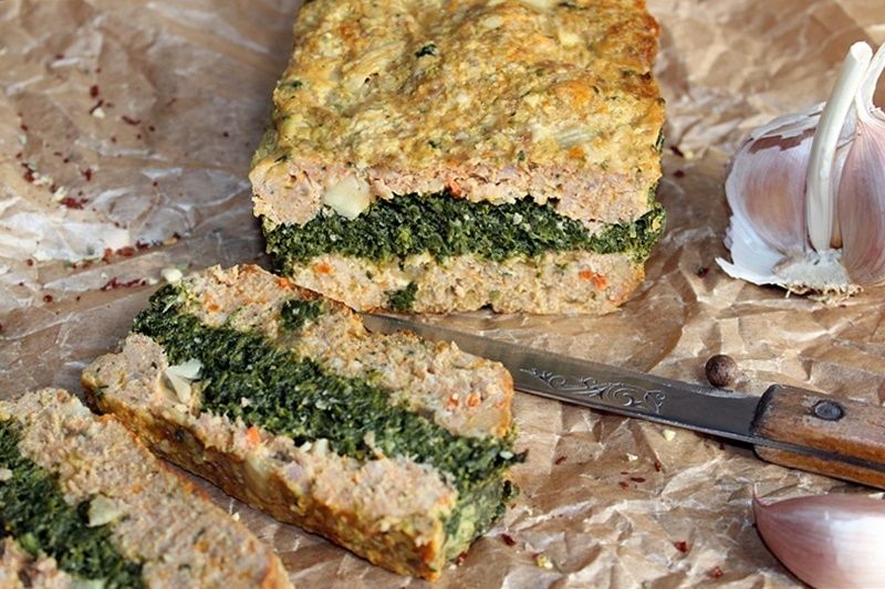 Pieczeń z mięsa mielonego przekładana szpinakiem 
