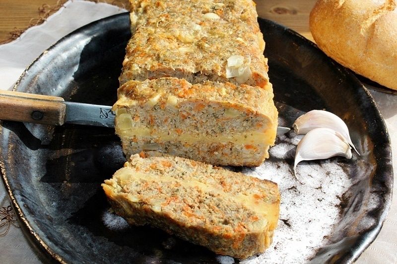 Pieczeń z mięsa mielonego przekładana żółtym serem