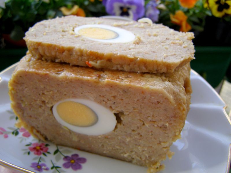 Pieczeń z mięsa mielonego z jajkiem Pieczeń z mięsa mielonego z jajkiem