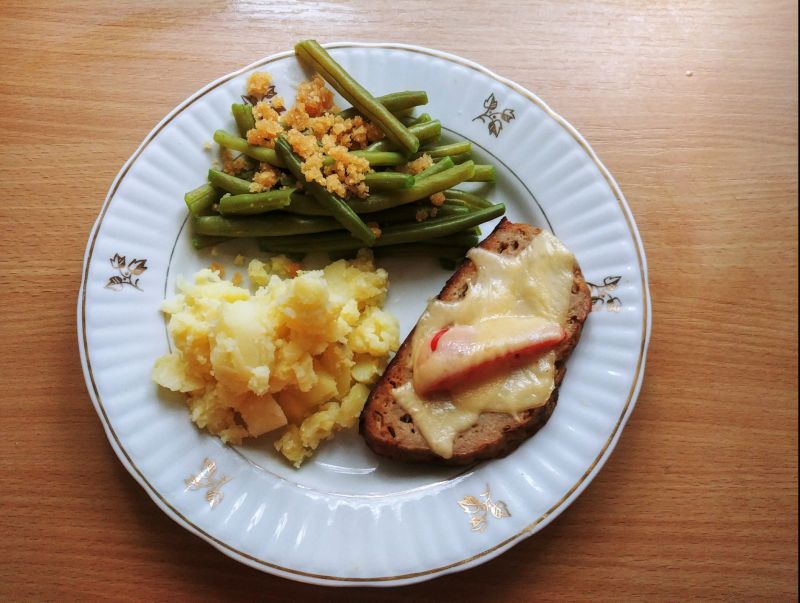 Pieczeń z mięsa mielonego z papryką i serem