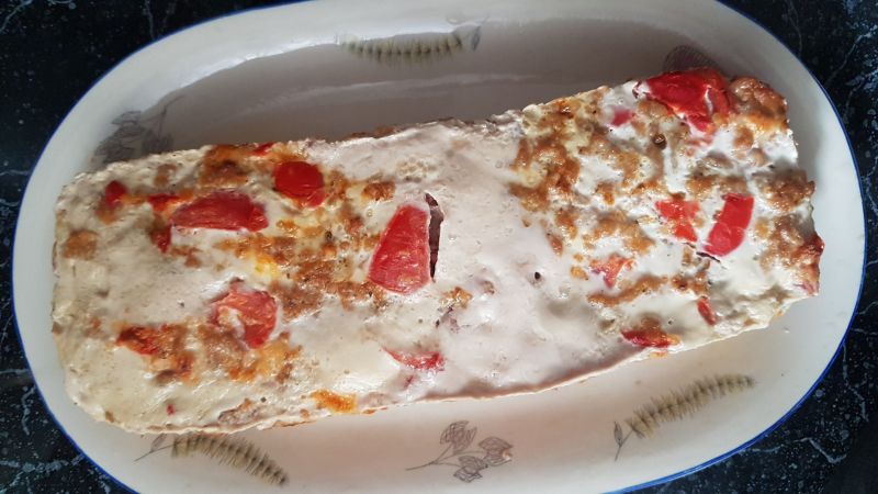 Pieczeń z mięsa mielonego ze świeżymi pomidorami