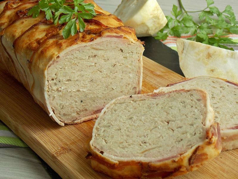 Pieczeń z selerem korzeniowym otulona boczkiem