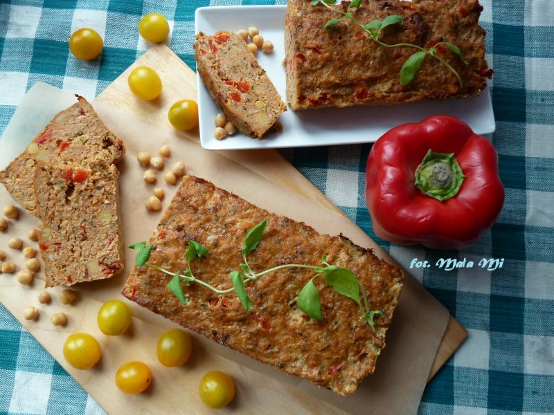 Pieczeń z suszonymi pomidorami cieciorką i papryką Pieczeń z suszonymi pomidorami cieciorką i papryką