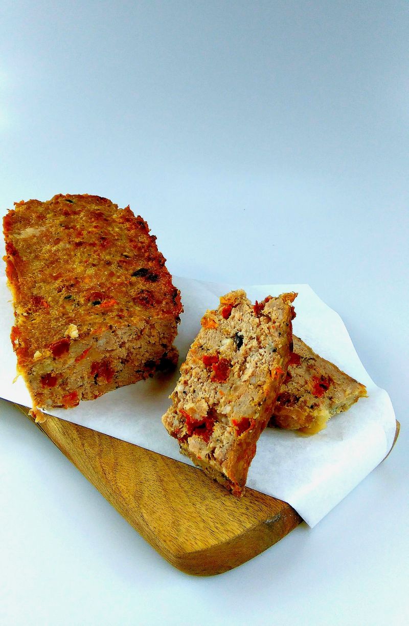 Pieczeń z suszonymi pomidorami i oliwkami 