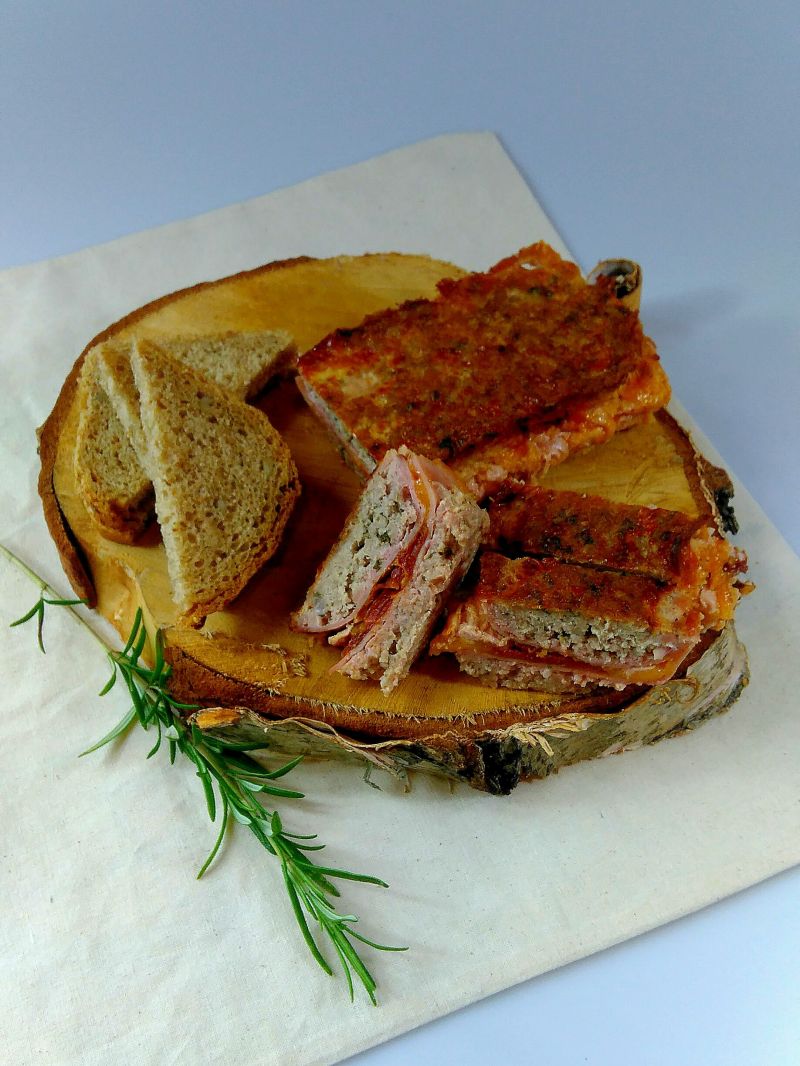 Pieczeń z szynką i serem Pieczeń z szynką i serem