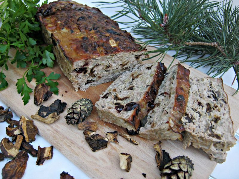 Pieczeń z żurawiną i suszonymi grzybami 