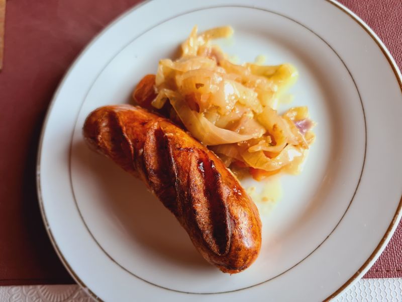 Pieczona biała kiełbasa z cebulą Pieczona biała kiełbasa z cebulą