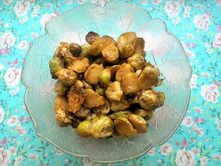 Pieczona brukselka z midem