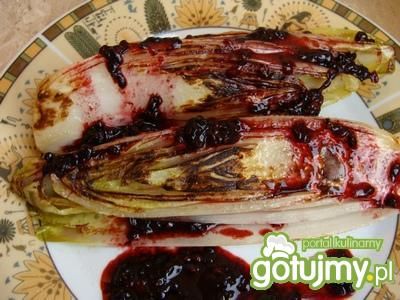 Pieczona cykoria w sosie jeżynowym
