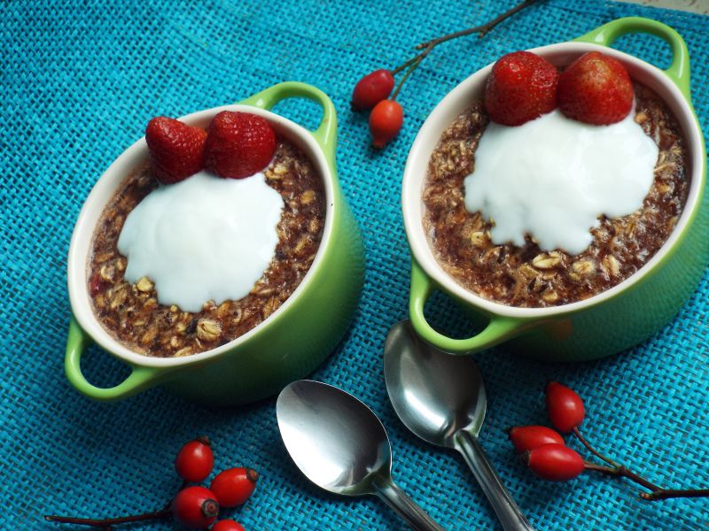 Pieczona czekoladowa owsianka z truskawkami
