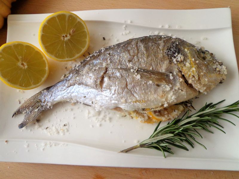 Pieczona dorada w aromatycznej soli 