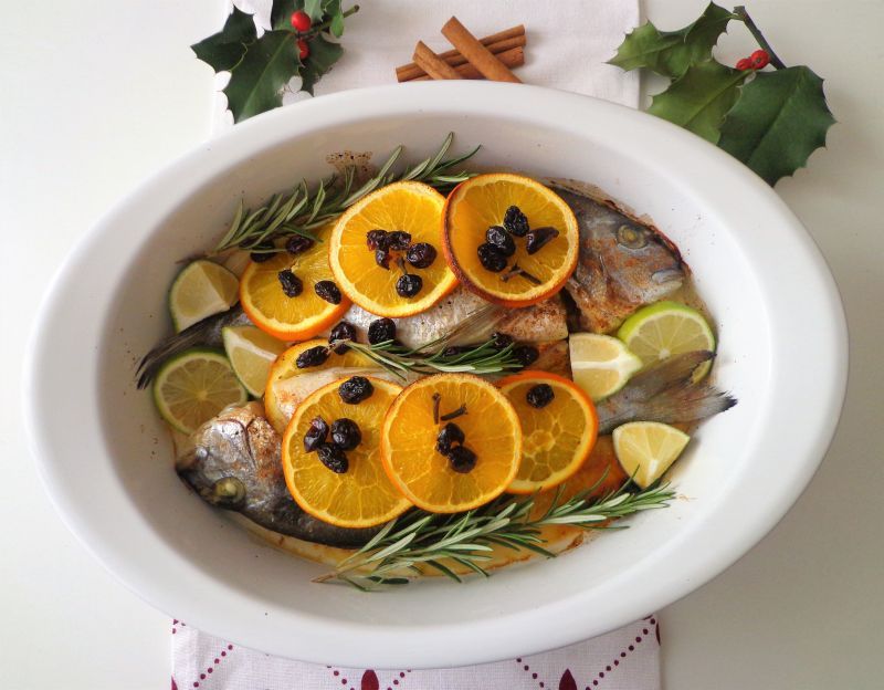 Pieczona dorada z pomarańczą, limonką i suszoną żurawiną  Pieczona dorada z pomarańczą, limonką i suszoną żurawiną