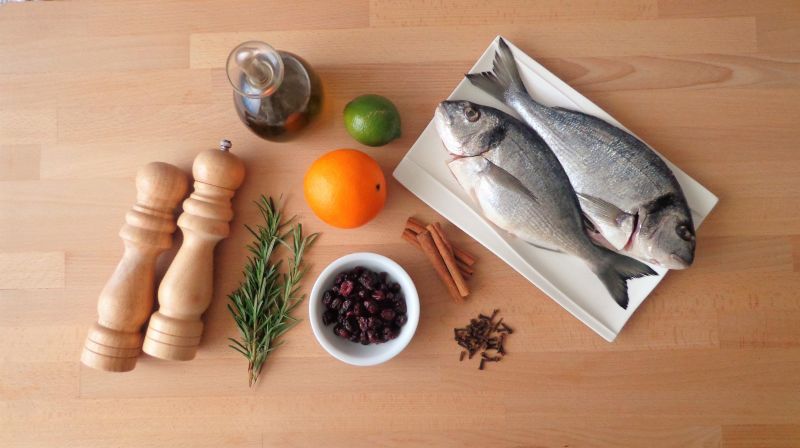 Pieczona dorada z pomarańczą, limonką i żurawiną Pieczona dorada z pomarańczą, limonką i żurawiną