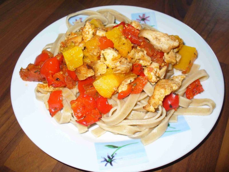 Pieczona dynia z kurczakiem i makaronem Pieczona dynia z kurczakiem i makaronem